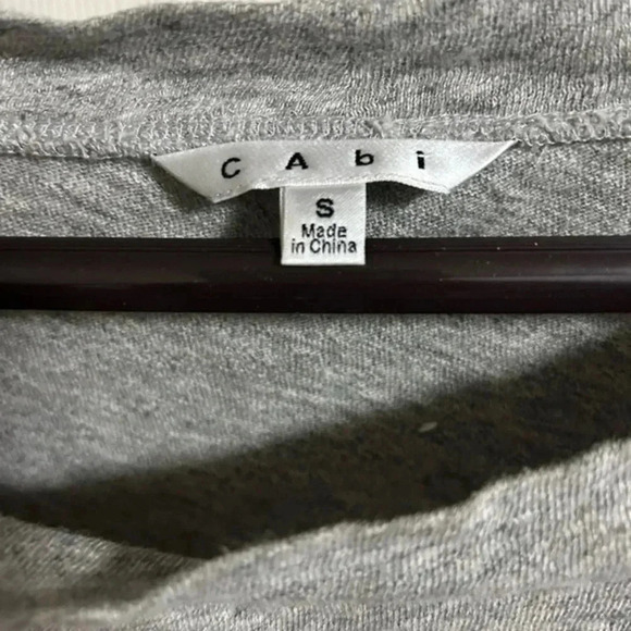 CAbi gray crop top long sleeve thumb slots size small - Picture 2 of 4